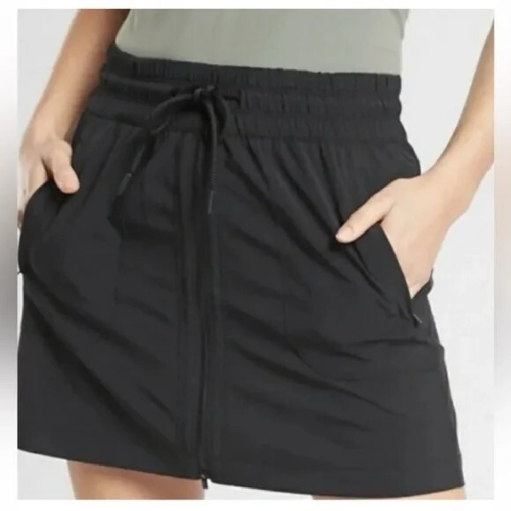 Athleta Women’s Expedition Skort Size 4 Black Mid Rise Zip Front Pockets EUC
